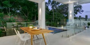 5 اشتباه رایج در انتخاب هندریل شیشهای ویلا و راهحلهای حرفهای برای جلوگیری از آنها 1 5 اشتباه رایج در انتخاب هندریل شیشهای ویلا و راهحلهای حرفهای برای جلوگیری از آنها